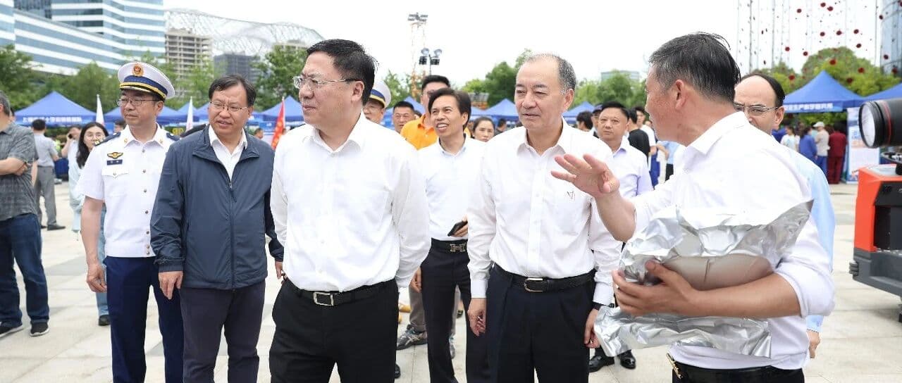 “火场逃生智慧救生面罩”首次亮相2025年上海市“安全生产月”活动