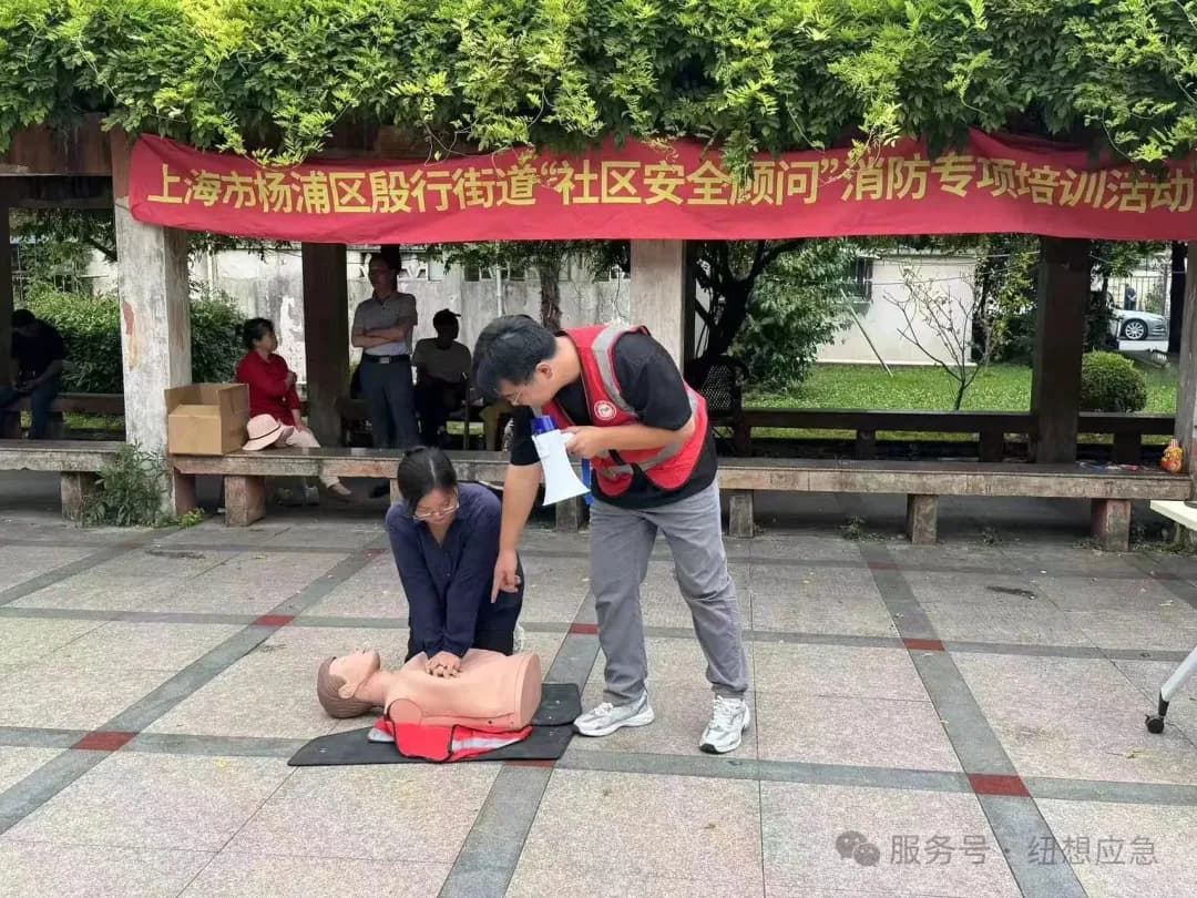 社区居民参加心肺复苏培训