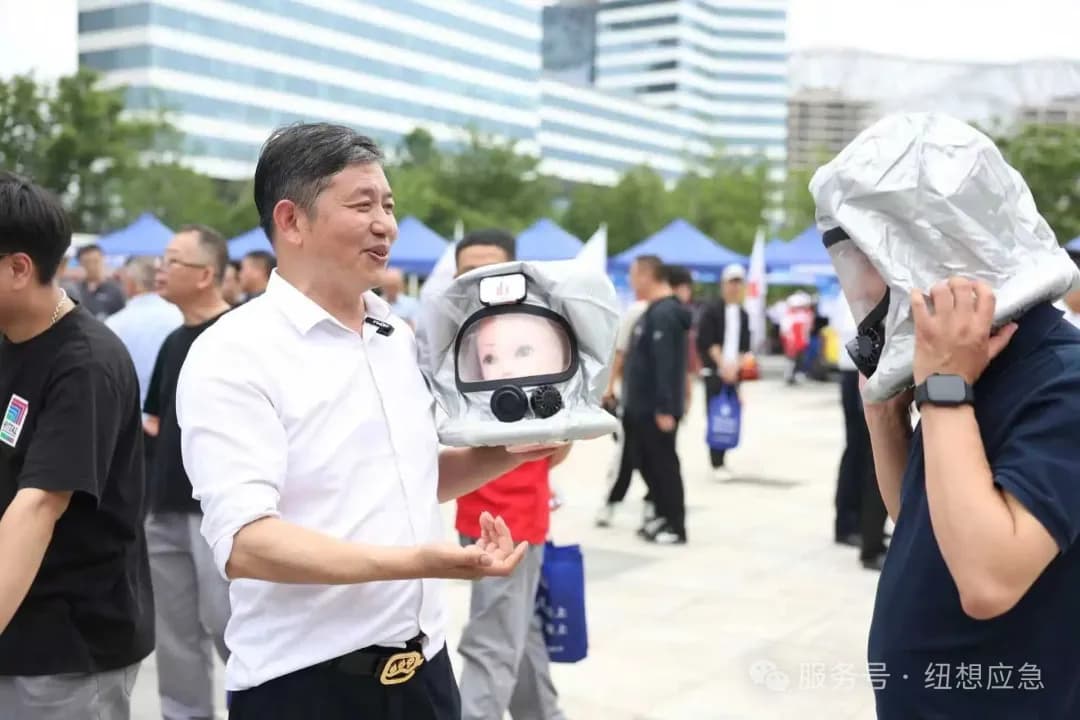 居民体验火场逃生智慧有氧救生面罩
