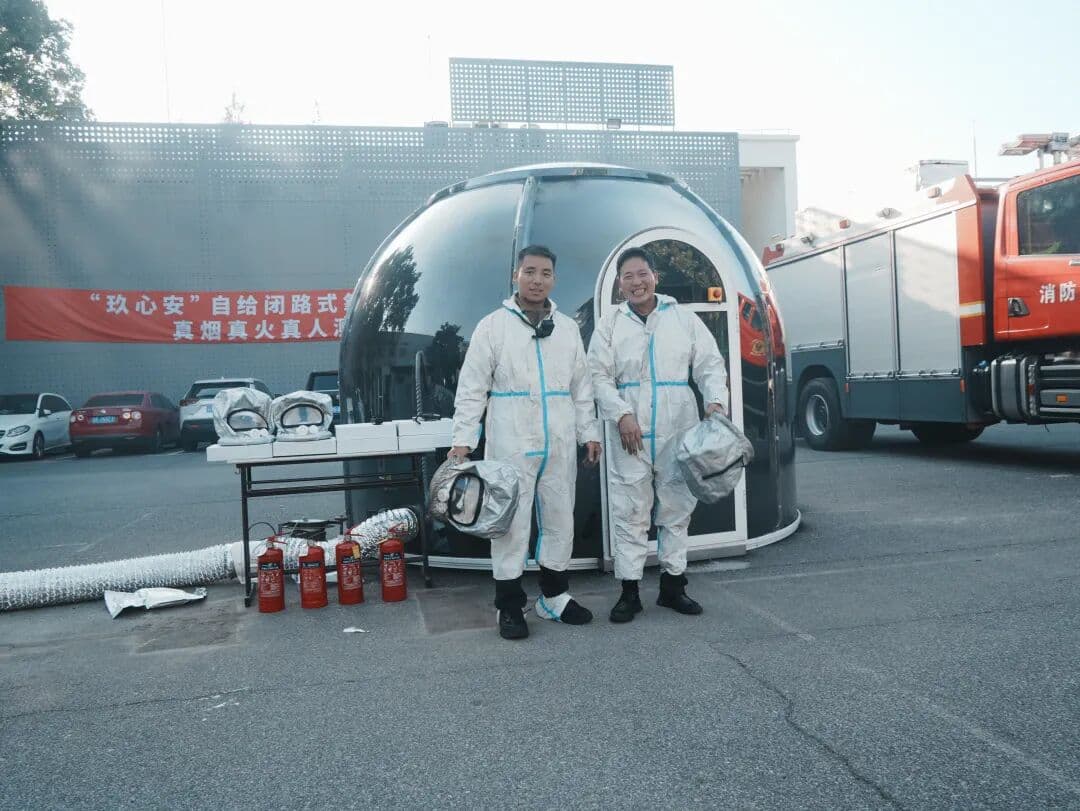 演练体验人员完成浓烟挑战后合影